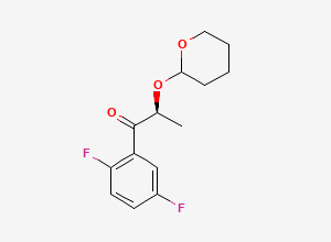 Two-dimensional chemical structure of (2S)-1-(2,5-Difluorophenyl)-2-((tetrahydro-2H-pyran-2-yl)oxy)propan-1-one