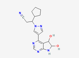 Two-dimensional chemical structure of 3-cyclopentyl-3-[4-(5,6-dihydroxy-6,7-dihydro-5H-pyrrolo[2,3-d]pyrimidin-4-yl)pyrazol-1-yl]propanenitrile