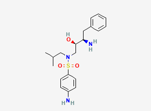 Two-dimensional chemical structure of 4-amino-N-[(2R,3R)-3-amino-2-hydroxy-4-phenylbutyl]-N-(2-methylpropyl)benzenesulfonamide