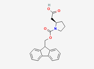 Two-dimensional chemical structure of 2-((2R)-1-(((9H-fluoren-9-yl)methoxy)carbonyl)pyrrolidin-2-yl)acetic acid