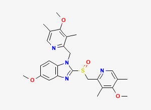 Two-dimensional chemical structure of 6-Methoxy-1-((4-methoxy-3,5-dimethylpyridin-2-yl)methyl)-2-(((4-methoxy-3,5-dimethylpyridin-2-yl)methyl)sulfinyl)-1H-benzo[d]imidazole, CAS 1346599-85-6