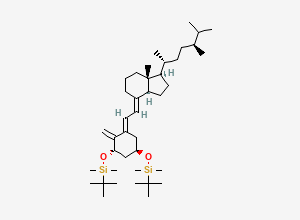 Two-dimensional chemical structure of ((1R,3S,E)-5-((E)-2-((1R,3aS,7aR)-1-((2R,5S)-5,6-dimethylheptan-2-yl)-7a-methyldihydro-1H-inden-4(2H,5H,6H,7H,7aH)-ylidene)ethylidene)-4-methylenecyclohexane-1,3-diyl)bis(oxy)bis(tert-butyldimethylsilane)