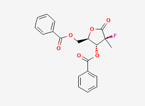 Two-dimensional chemical structure of ((2R,3R,4R)-3-(benzoyloxy)-4-fluoro-4-methyl-5-oxotetrahydrofuran-2-yl)methylbenzoate