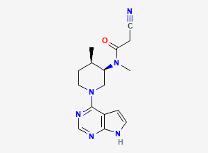 Two-dimensional chemical structure of 2-cyano-N-methyl-N-((3R,4R)-4-methyl-1-(7H-pyrrolo[2,3-d]pyrimidin-4-yl)piperidin-3-yl)acetamide