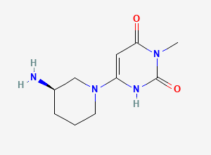 Two-dimensional chemical structure of (R)-6-(3-aminopiperidin-1-yl)-3-methylpyrimidine-2,4(1H,3H)-dione