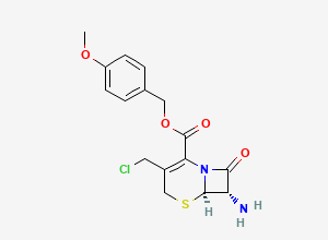 Two-dimensional chemical structure of (4-methoxyphenyl)methyl (6R,7S)-7-amino-3-(chloromethyl)-8-oxo-5-thia-1-azabicyclo[4.2.0]oct-2-ene-2-carboxylate