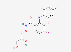 Two-dimensional chemical structure of N-((2R)-2,3-Dihydroxypropoxy)-3,4-difluoro-2-((2-fluoro-4-iodophenyl)amino)benzamide