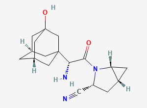 Two-dimensional chemical structure of 2-Azabicyclo[3.1.0]hexane-3-carbonitrile, 2-[(2R)-2-amino-2-(3-hydroxytricyclo[3.3.1.13,7]dec-1-yl)acetyl]-, (1R,3R,5R)-